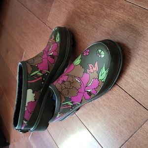 Sakroots rubber clog